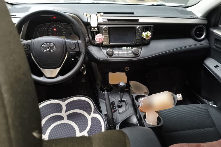 Used Toyota RAV4 2015 2.0L CVT Two-Wheel Drive Fashion Edition Center Console