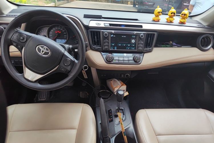 Used Toyota RAV4 2015 2.0L CVT Two-Wheel Drive Fashion Edition Center Console