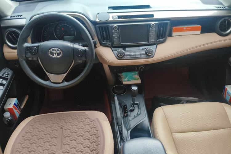 Used Toyota RAV4 2015 2.0L CVT Two-Wheel Drive Fashion Edition Center Console