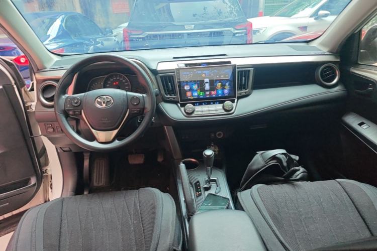 Used Toyota RAV4 2015 2.0L CVT Two-Wheel Drive Fashion Edition Center Console