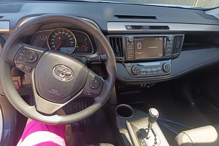 Used Toyota RAV4 2015 2.0L CVT Two-Wheel Drive Fashion Edition Center Console