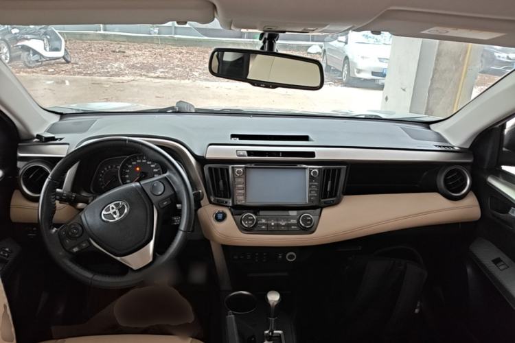 Used Toyota RAV4 2015 2.5L Automatic 4x4 Elite Edition Center Console