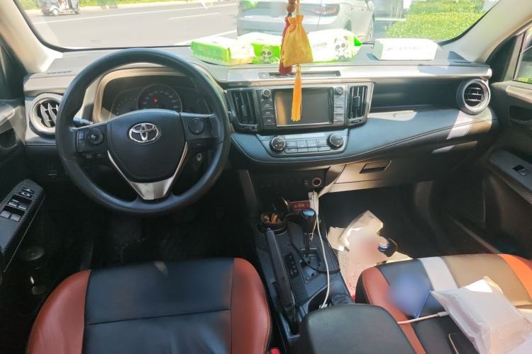 Used Toyota RAV4 2015 2.0L CVT Two-Wheel Drive Fashion Edition Center Console