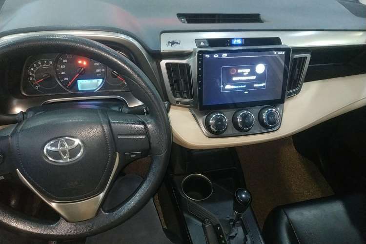 Used Toyota RAV4 2015 2.0L CVT Two-Wheel Drive Urban Edition Center Console