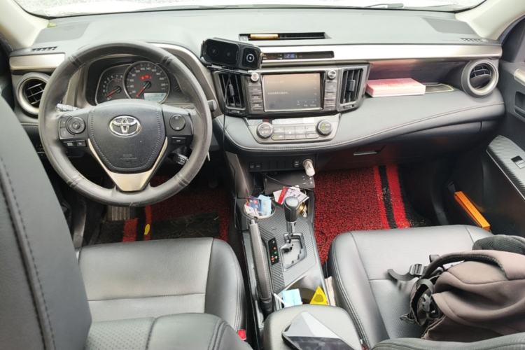 Used Toyota RAV4 2015 2.0L CVT Two-Wheel Drive Fashion Edition Center Console