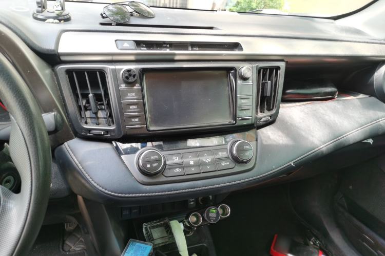 Used Toyota RAV4 2015 2.0L CVT Two-Wheel Drive Fashion Edition Center Console