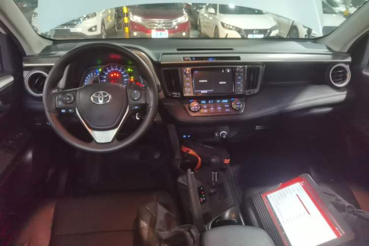 Used Toyota RAV4 2015 2.0L CVT Two-Wheel Drive Fashion Edition Center Console