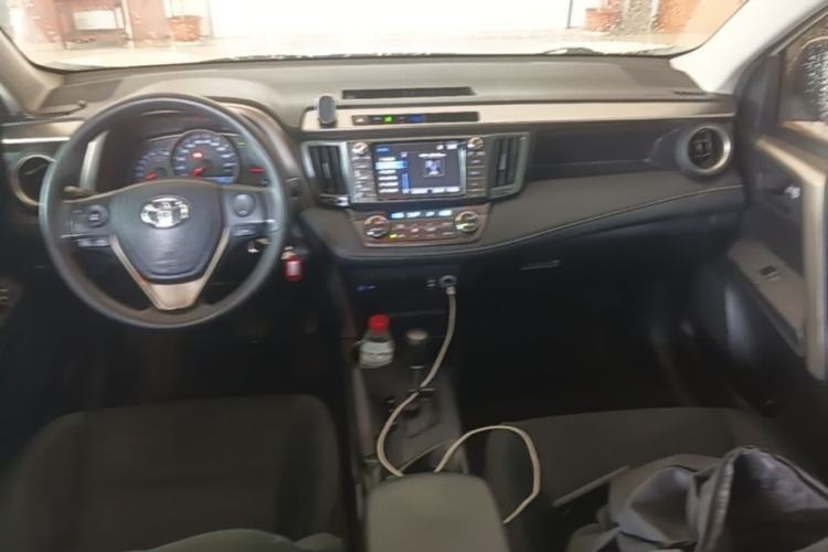 Used Toyota RAV4 2015 2.0L CVT Two-Wheel Drive Fashion Edition Center Console