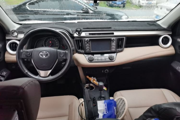 Used Toyota RAV4 2015 2.0L CVT Two-Wheel Drive Fashion Edition Center Console