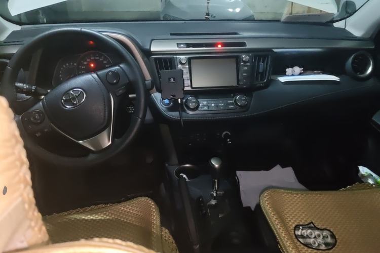 Used Toyota RAV4 2015 2.5L Automatic 4x4 Elite Edition Center Console