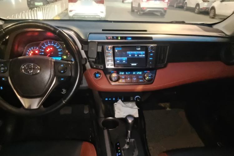 Used Toyota RAV4 2015 2.5L Automatic 4x4 Elite Edition Center Console