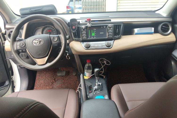 Used Toyota RAV4 2015 2.0L CVT Two-Wheel Drive Fashion Edition Center Console