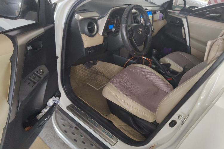 Used Toyota RAV4 2015 2.0L CVT Two-Wheel Drive Fashion Edition Driver Seat