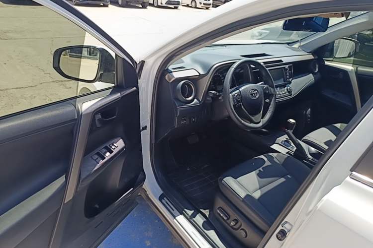 Used Toyota RAV4 2015 2.5L Automatic 4x4 Elite Edition Driver Seat