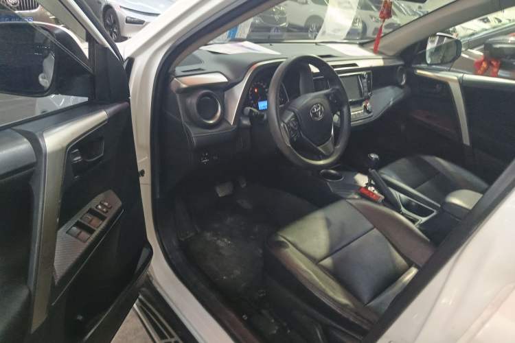 Used Toyota RAV4 2015 2.0L CVT Two-Wheel Drive Fashion Edition Driver Seat