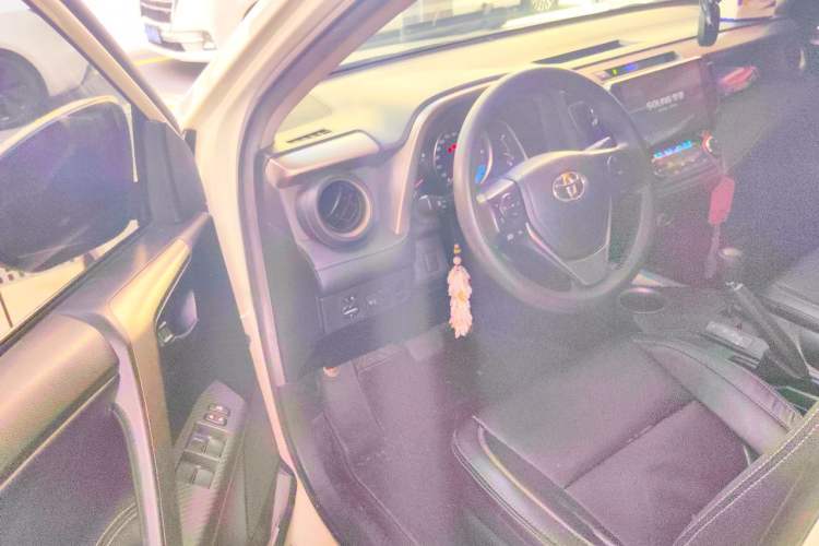 Used Toyota RAV4 2015 2.0L CVT Two-Wheel Drive Fashion Edition Driver Seat