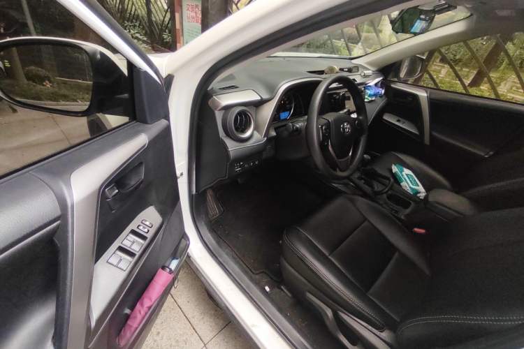 Used Toyota RAV4 2015 2.0L CVT Two-Wheel Drive Fashion Edition Driver Seat