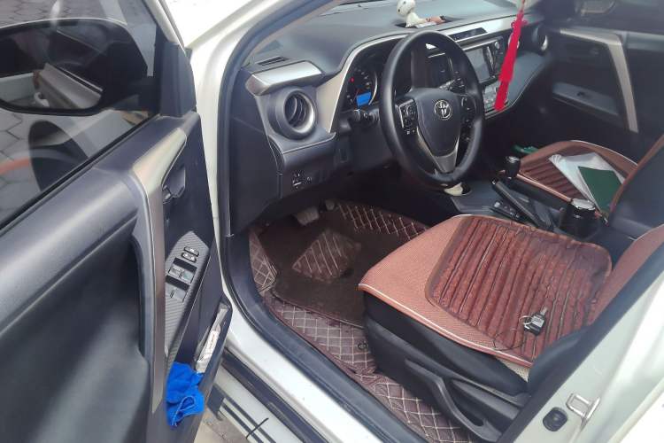 Used Toyota RAV4 2015 2.0L CVT Two-Wheel Drive Fashion Edition Driver Seat