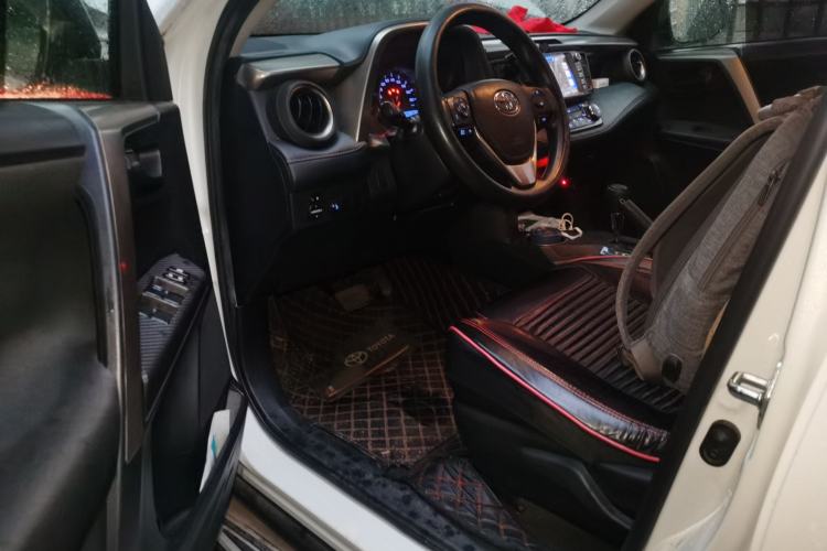 Used Toyota RAV4 2015 2.0L CVT Two-Wheel Drive Fashion Edition Driver Seat