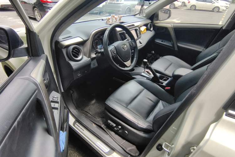 Used Toyota RAV4 2015 2.5L Automatic 4x4 Elite Edition Driver Seat