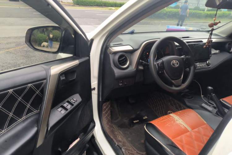 Used Toyota RAV4 2015 2.0L CVT Two-Wheel Drive Fashion Edition Driver Seat