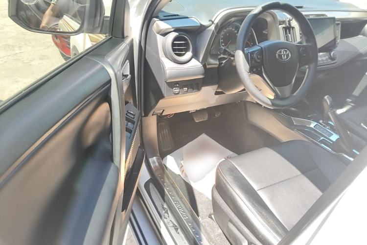 Used Toyota RAV4 2015 2.0L CVT Two-Wheel Drive Fashion Edition Driver Seat