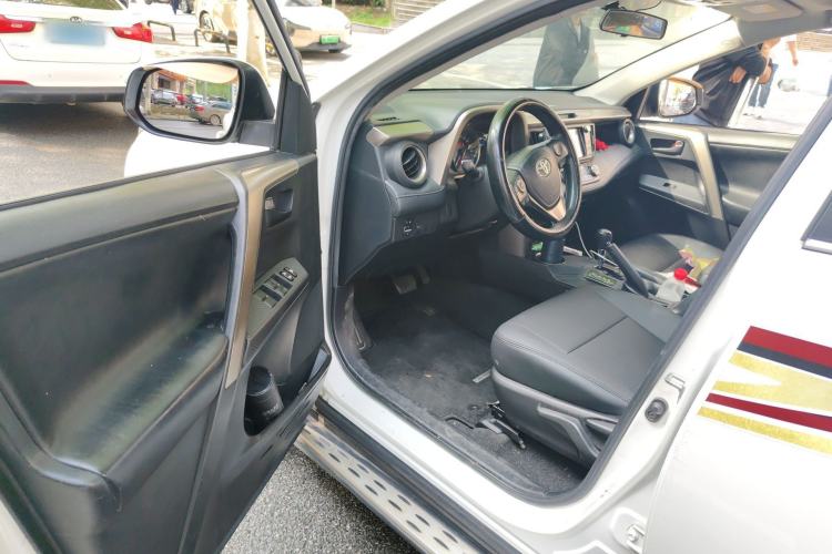 Used Toyota RAV4 2015 2.0L CVT Two-Wheel Drive Fashion Edition Driver Seat