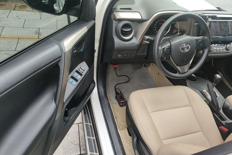 Used Toyota RAV4 2015 2.0L CVT Two-Wheel Drive Fashion Edition Driver Seat