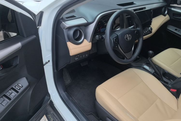 Used Toyota RAV4 2015 2.0L CVT Two-Wheel Drive Fashion Edition Driver Seat