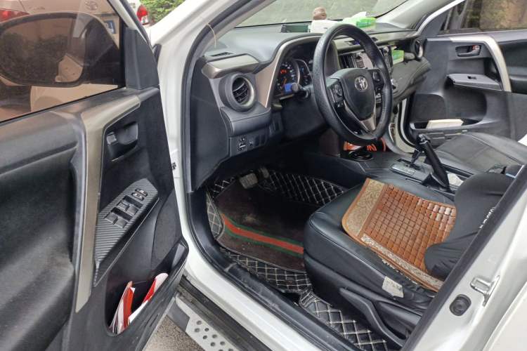 Used Toyota RAV4 2015 2.0L CVT Two-Wheel Drive Fashion Edition Driver Seat