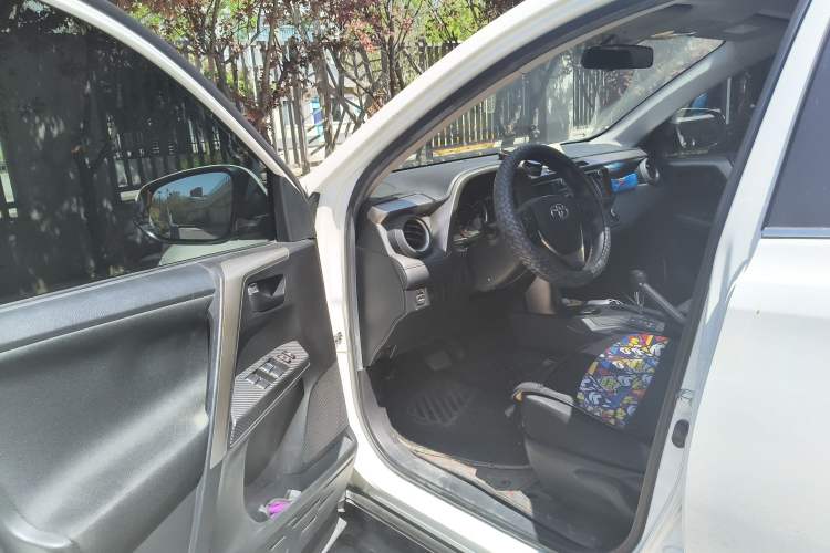 Used Toyota RAV4 2015 2.0L CVT Two-Wheel Drive Fashion Edition Driver Seat