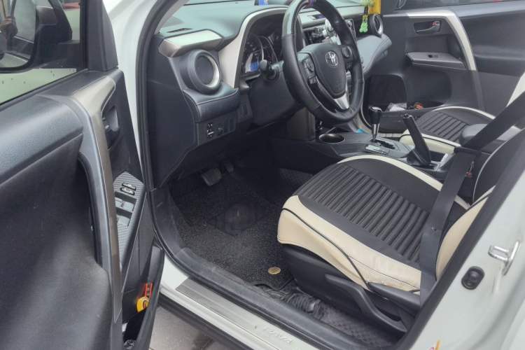 Used Toyota RAV4 2015 2.0L CVT Two-Wheel Drive Fashion Edition Driver Seat