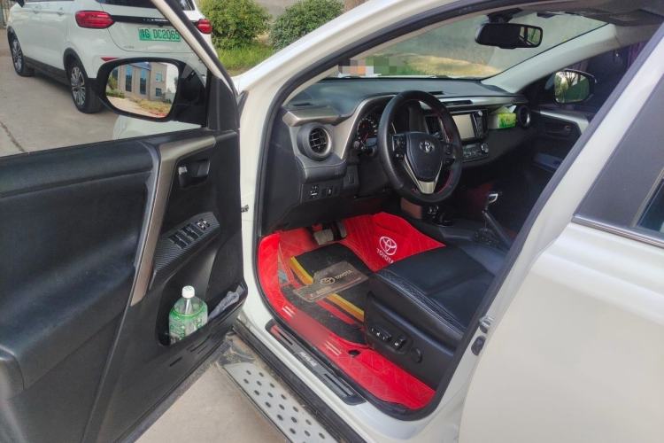 Used Toyota RAV4 2015 2.5L Automatic 4x4 Elite Edition Driver Seat
