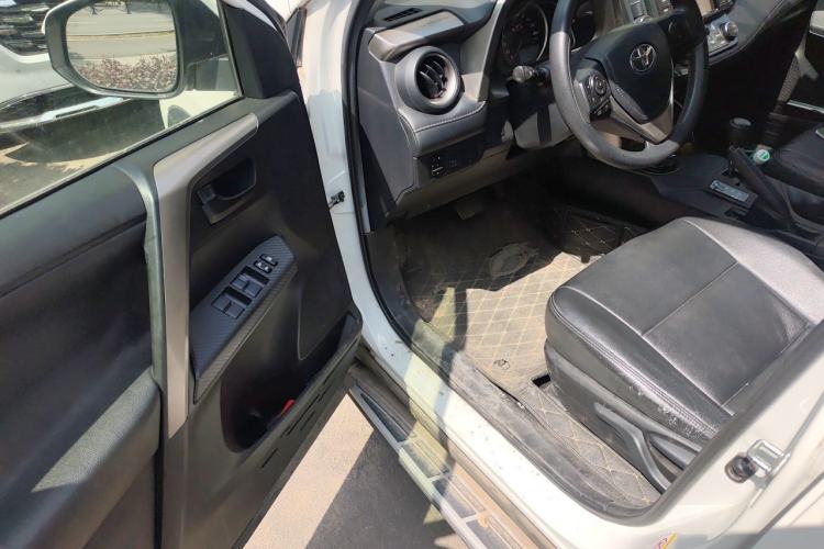 Used Toyota RAV4 2015 2.0L CVT Two-Wheel Drive Fashion Edition Driver Seat