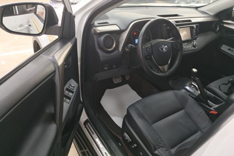 Used Toyota RAV4 2015 2.5L Automatic 4x4 Elite Edition Driver Seat