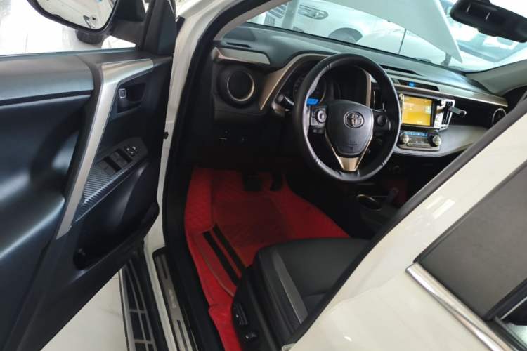 Used Toyota RAV4 2015 2.5L Automatic 4x4 Elite Edition Driver Seat