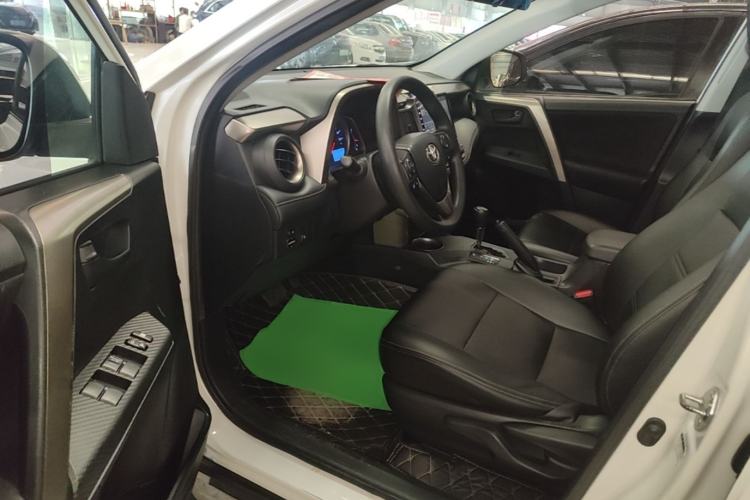 Used Toyota RAV4 2015 2.0L CVT Two-Wheel Drive Fashion Edition Driver Seat