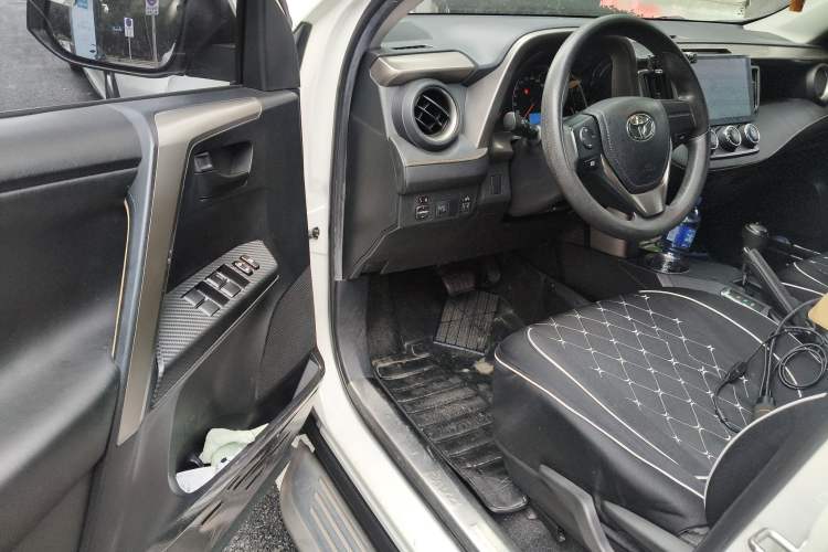 Used Toyota RAV4 2015 2.0L CVT Two-Wheel Drive Urban Edition Driver Seat