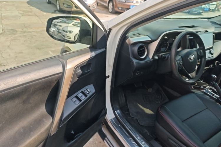 Used Toyota RAV4 2015 2.0L CVT Two-Wheel Drive Fashion Edition Driver Seat