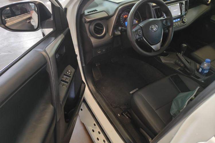 Used Toyota RAV4 2015 2.0L CVT Two-Wheel Drive Fashion Edition Driver Seat