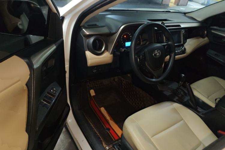 Used Toyota RAV4 2015 2.0L CVT Two-Wheel Drive Fashion Edition Driver Seat