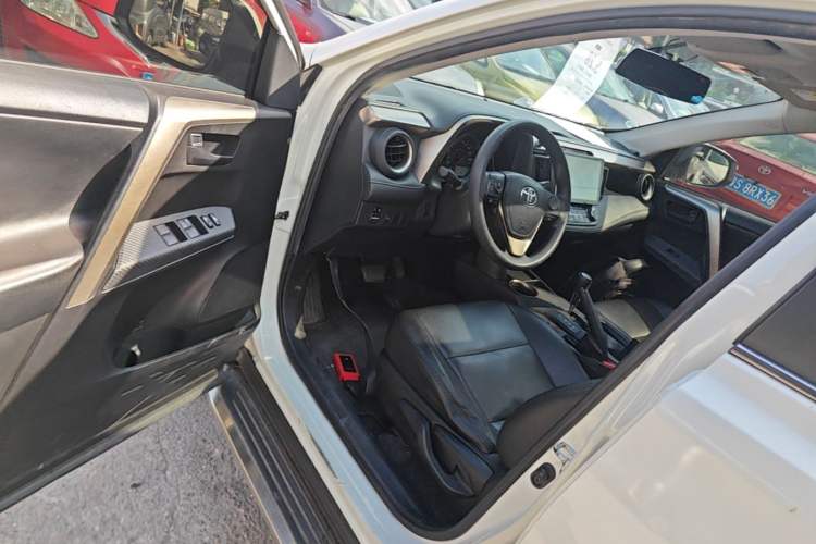 Used Toyota RAV4 2015 2.0L CVT Two-Wheel Drive Fashion Edition Driver Seat