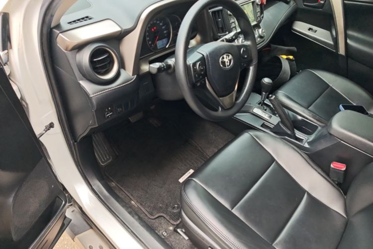 Used Toyota RAV4 2015 2.0L CVT Two-Wheel Drive Fashion Edition Driver Seat