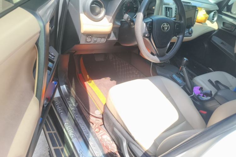 Used Toyota RAV4 2015 2.0L CVT Two-Wheel Drive Fashion Edition Driver Seat
