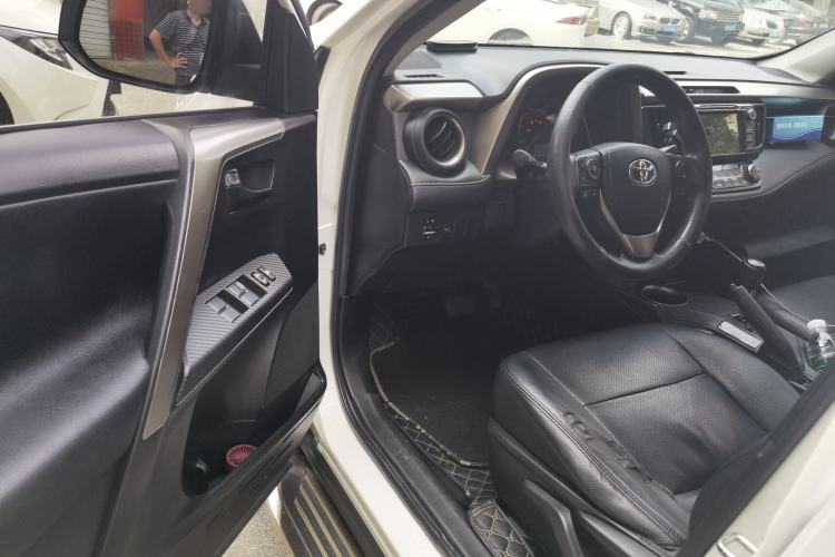 Used Toyota RAV4 2015 2.0L CVT Two-Wheel Drive Fashion Edition Driver Seat