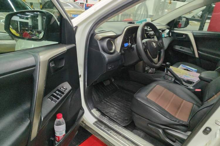 Used Toyota RAV4 2015 2.0L CVT Two-Wheel Drive Fashion Edition Driver Seat