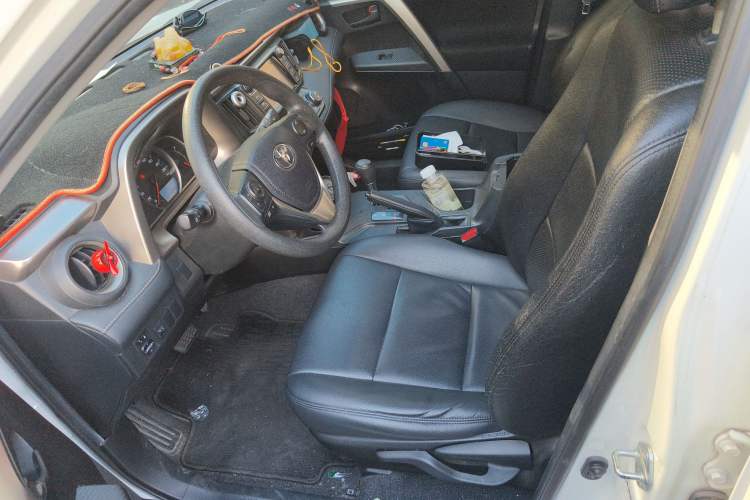 Used Toyota RAV4 2015 2.0L CVT Two-Wheel Drive Fashion Edition Driver Seat