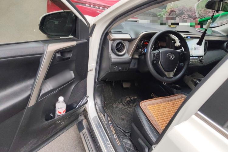 Used Toyota RAV4 2015 2.0L CVT Two-Wheel Drive Fashion Edition Driver Seat