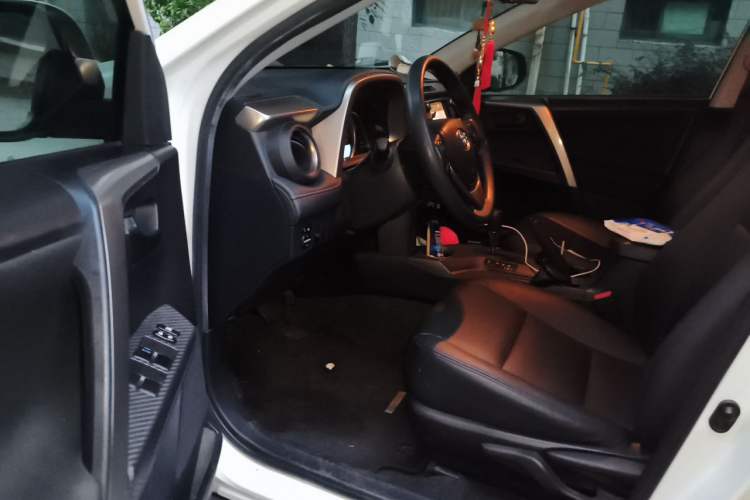 Used Toyota RAV4 2015 2.0L CVT Two-Wheel Drive Fashion Edition Driver Seat