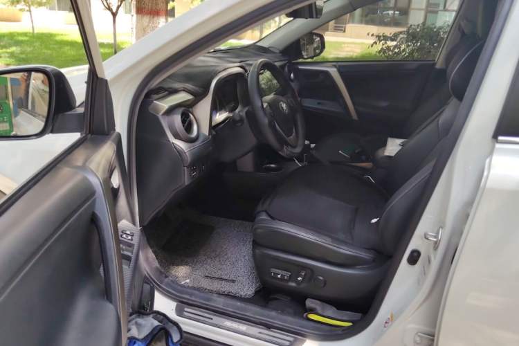 Used Toyota RAV4 2015 2.5L Automatic 4x4 Elite Edition Driver Seat
